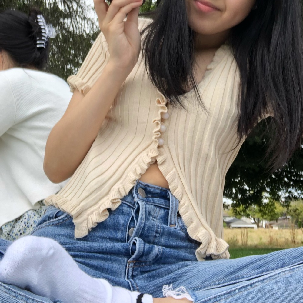 🌺 2 FOR $25 Ruffled Crop Top - Picture 2 of 2